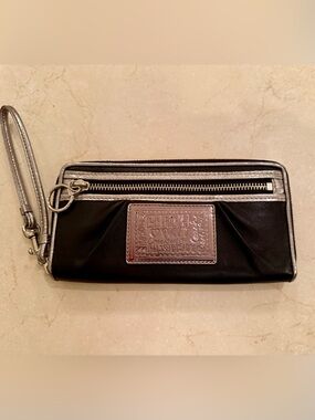 NWOT Coach Poppy Black Silver Leather Zip Around Wallet Wristlet